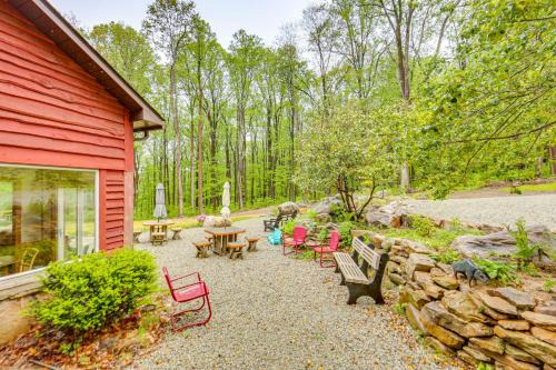 Normalville House | 10 Mi to Mtn Resort: Normalville Cabin w/Balcony!