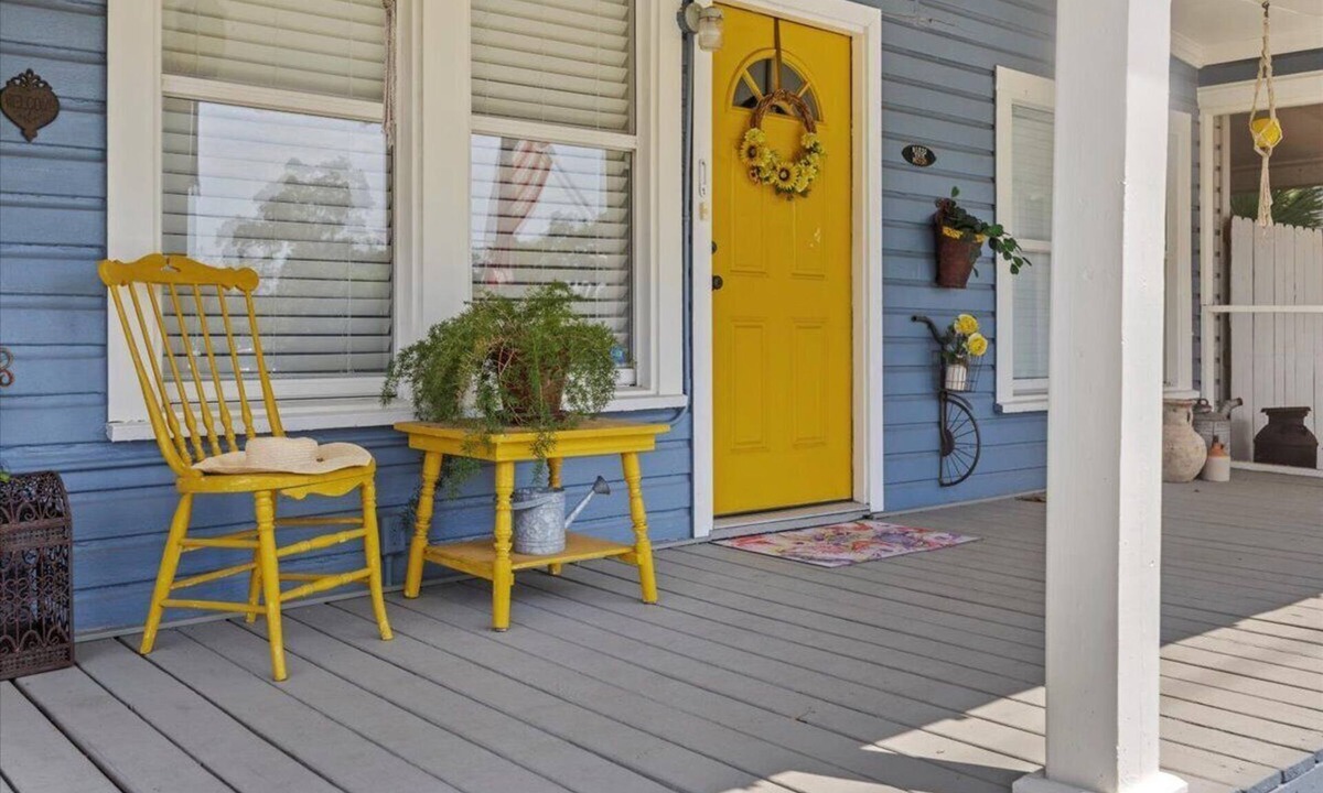 East Hill House | 10 MIN TO BEACH + Downtown Pcola + BBQ + Fire Pit
