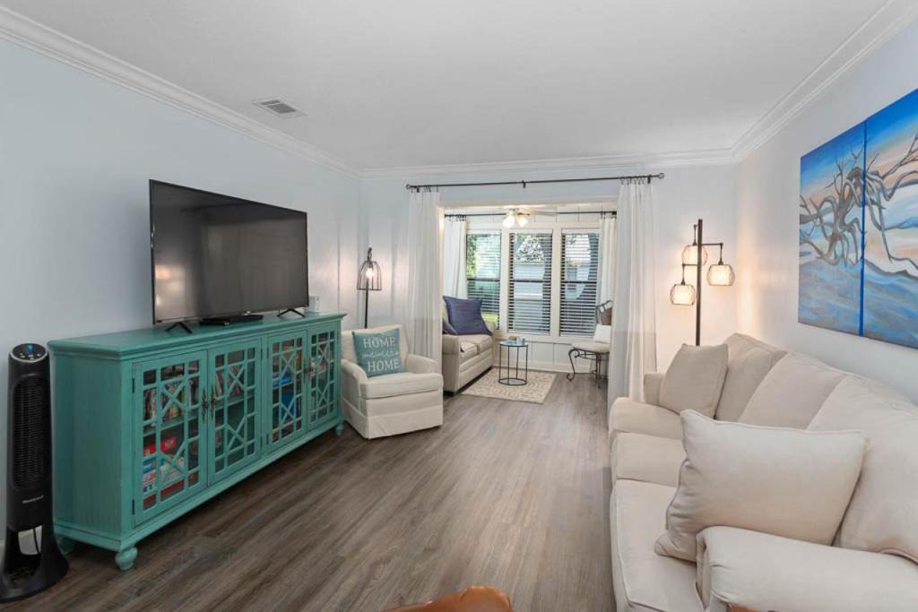 Saint Simons Heights House | 2 bed - 2 bath Island Retreat Condo with pickleball court!