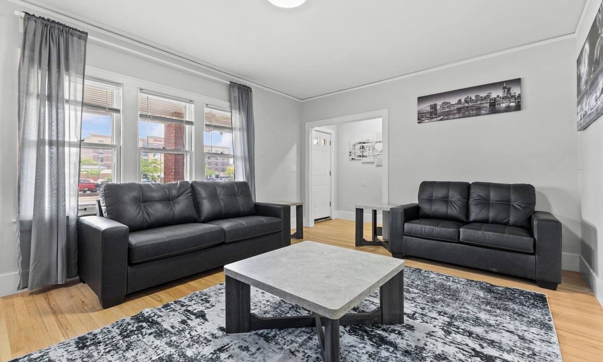 Dearborn House | 2 BR | Fully Equipped Home in Dearborn