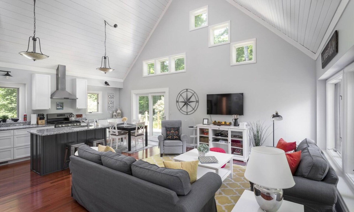 Cedar House | '26 Flexible Summer & Fall-BOOK NOW! - Central Location - clean & modern rental!