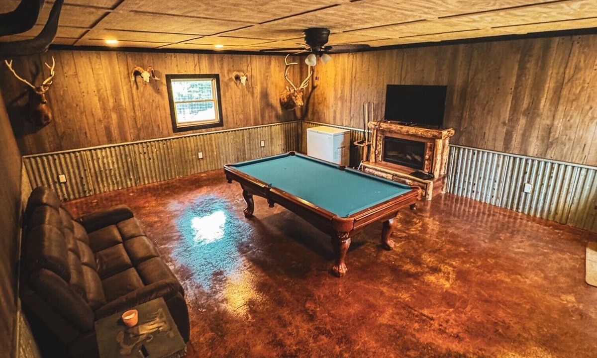 Mongo Cabin | 3-bedroom cabin located in Steuben County home of 101 lakes!