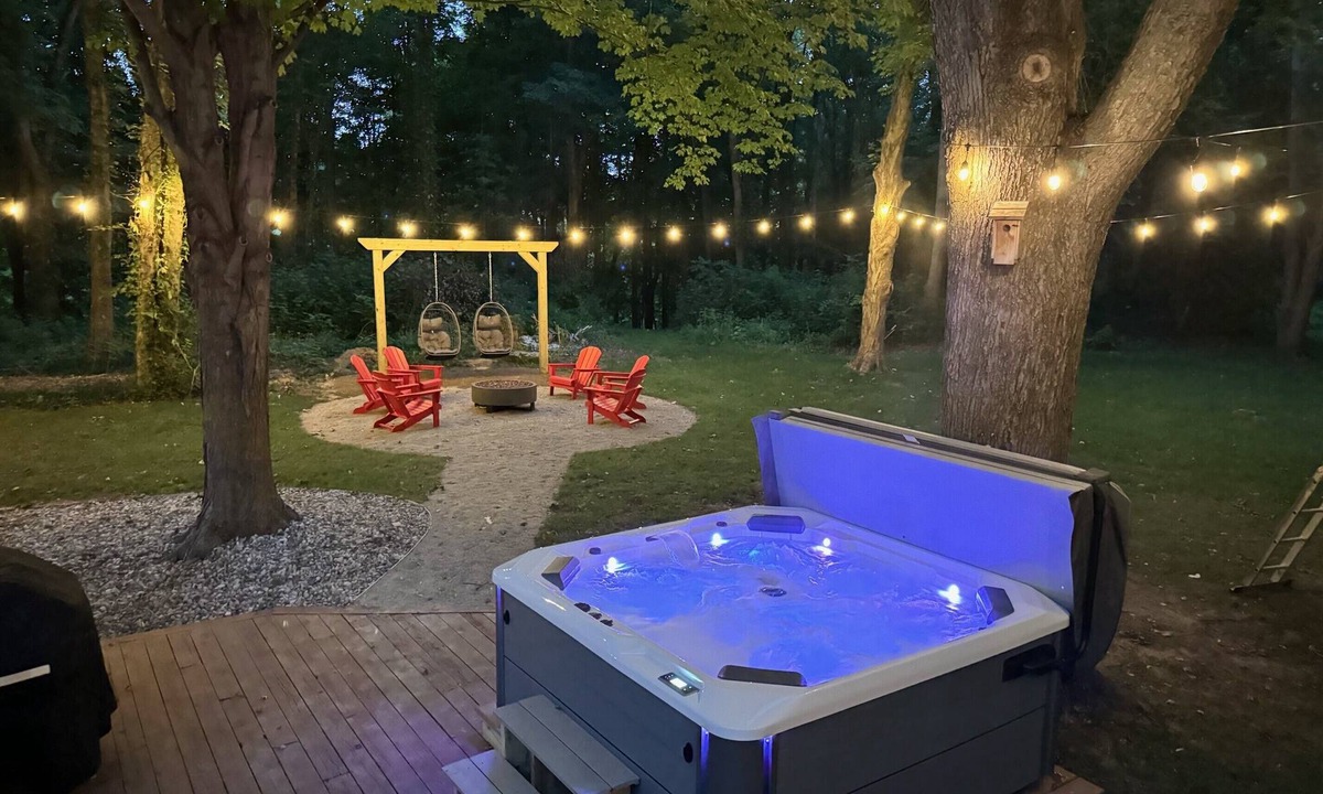 Fennville House | 3-bedroom house with theater-game room-pet friendly in beautiful Fennville