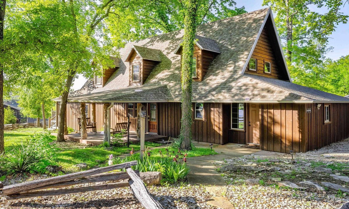 Indian Point Cabin | 3 King Suites + Lakefront w/Dock, Pools & Mini Golf – Perfect Family Getaway Near SDC!