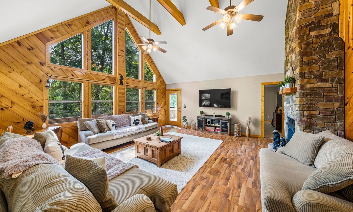 Cosby Cabin | 30%OFF Mountain Cabin - 2 King Beds, Hot Tub, Game Room, Mini Golf, EV Charger