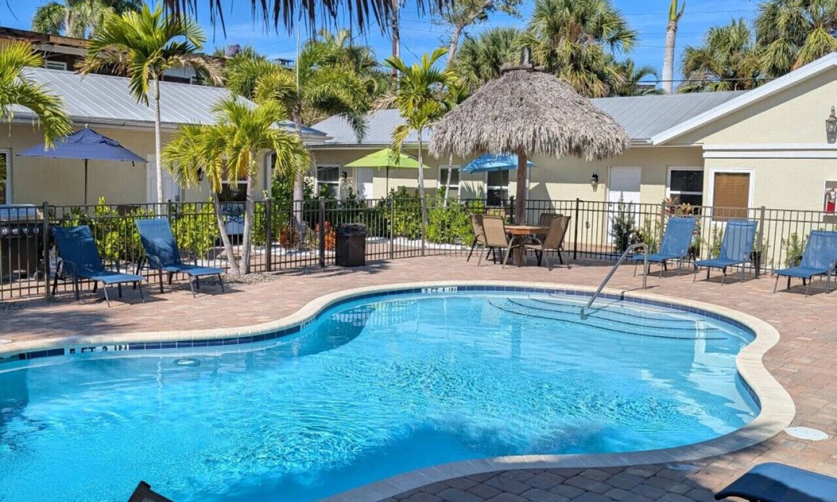 Siesta Key Hotel | #6-Studio Suite-King Size Bed, All is in Walking Distance, Heated Pool, Kitchen