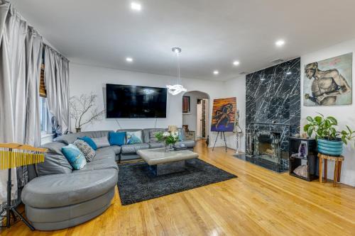 Alden Manor House | 8 Mi to Jones Beach State Park! Cozy Home w/Porch
