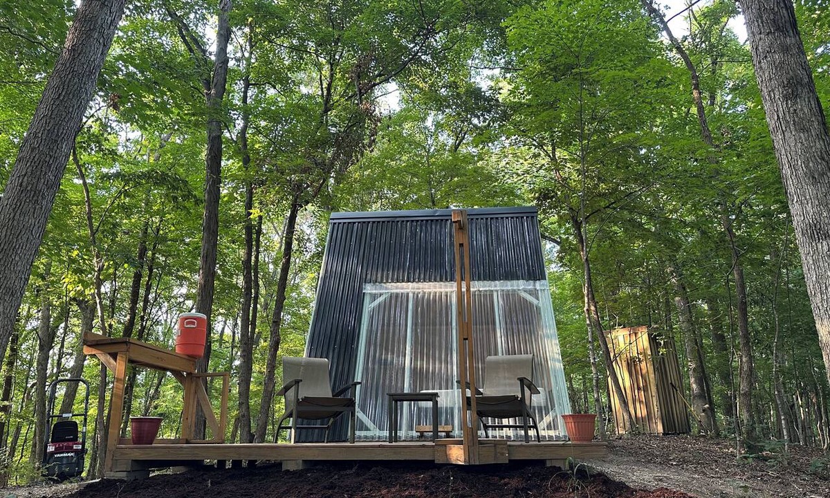 Janesville Cabin | A frame getaway atop a ridge in Charleston, Illinois.