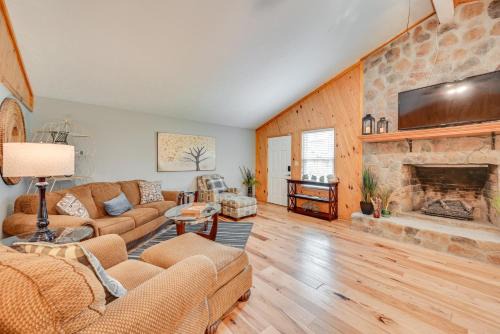 Leitchfield House | Access to Rough River Lake! Family Home w/Deck