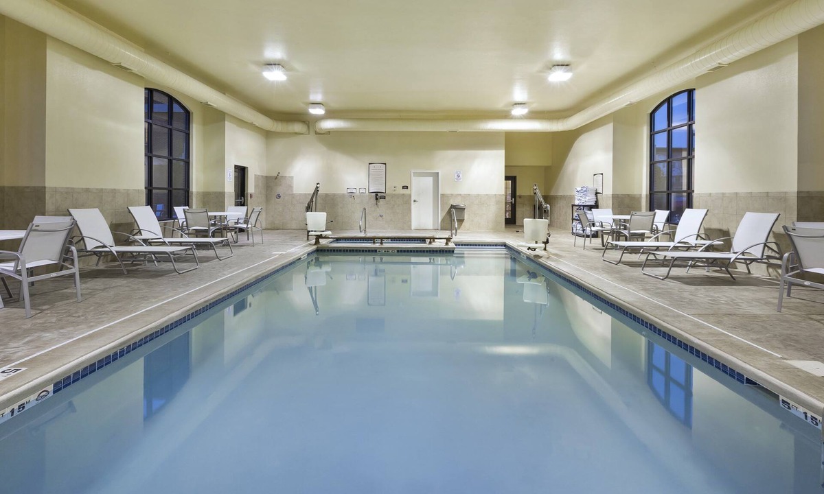 Okemos Apartment | Accessible Queen Suite w/Roll-In Shower