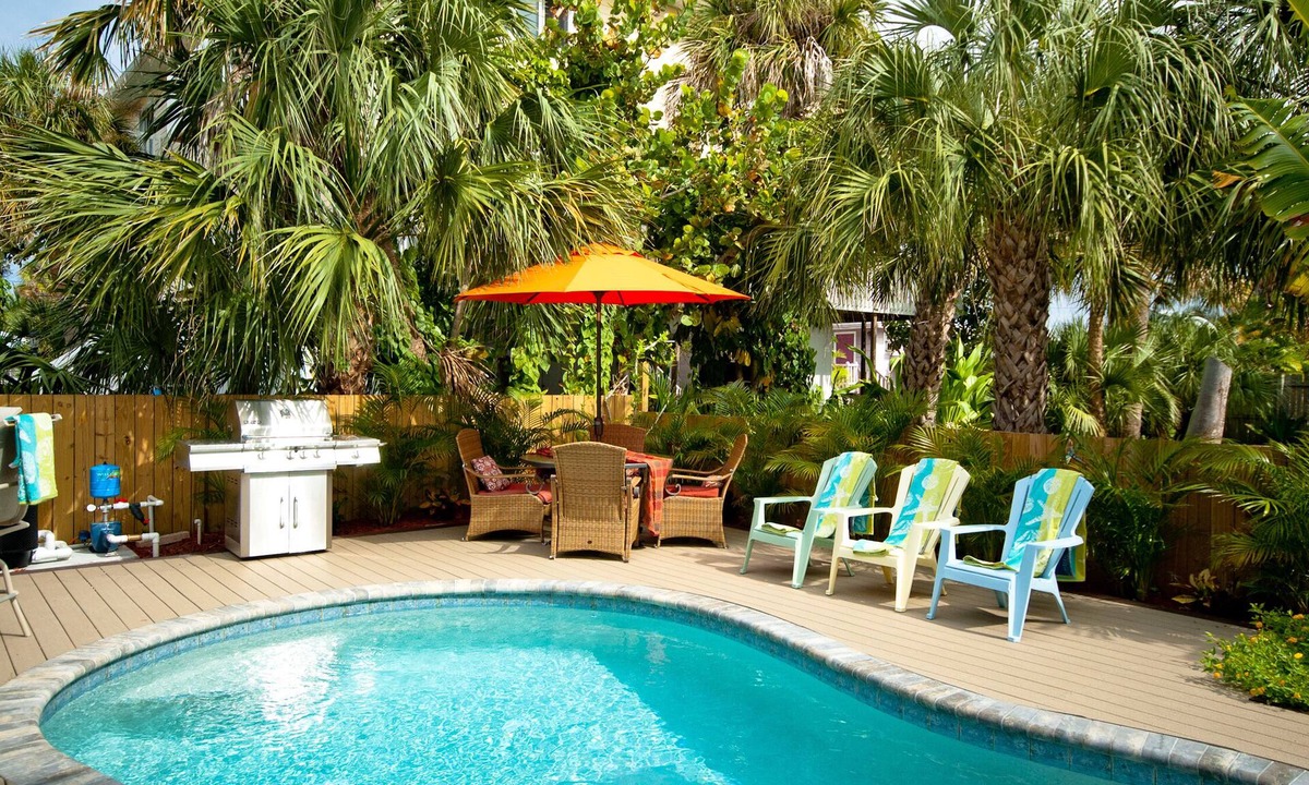 Bradenton Beach House | Al's Dream! LOCATION - Just Steps to the Beach! Shared Heated Pool