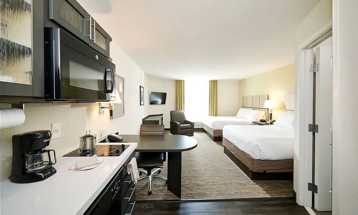 Bryant Pattengill West Hotel | Always a Great Idea To Unwind! Close to Lake Forest Golf Club, Pet-Friendly!