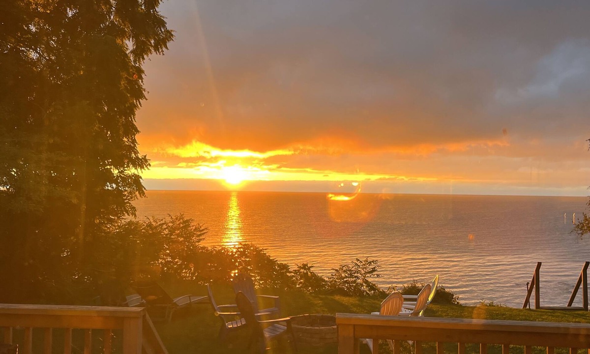 Forestville House | Amazing lake view and peaceful cottage with kayaks
