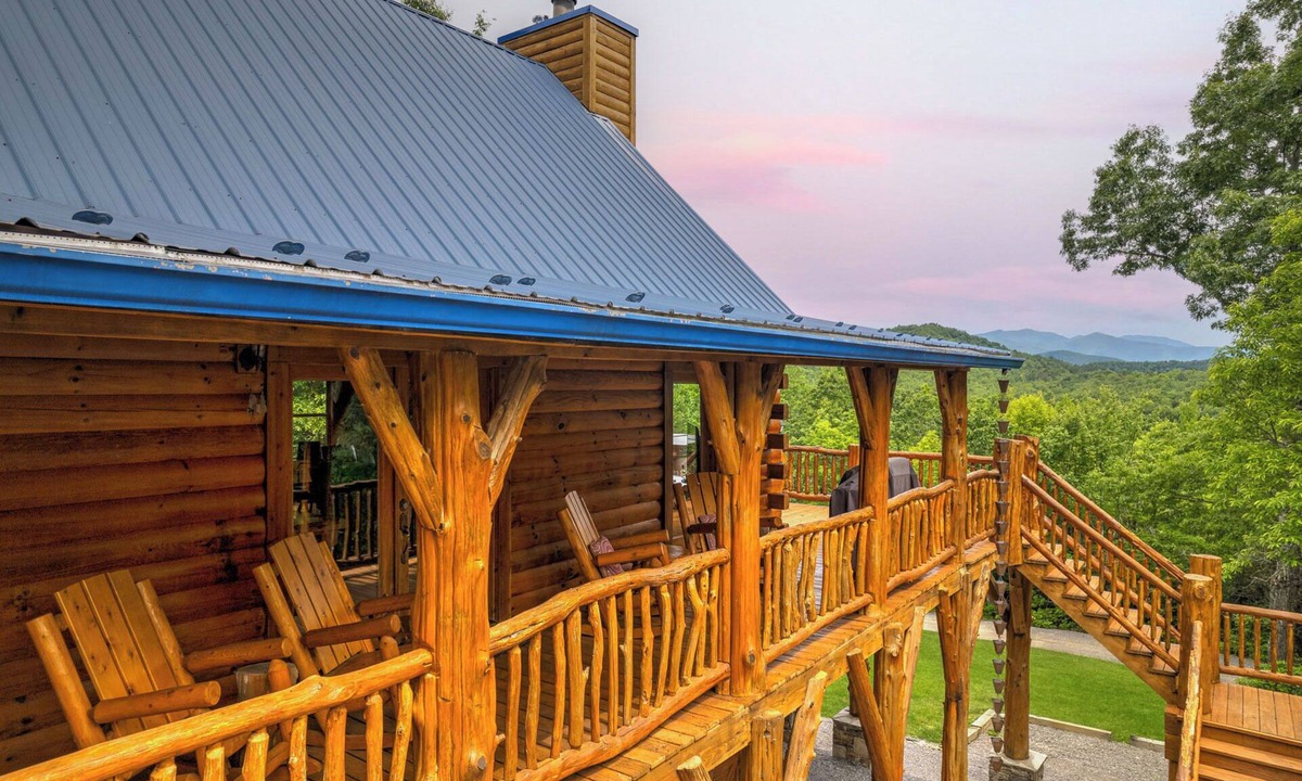 Black Mountain Cabin | AMAZING MOUNTAIN VIEWS/HOT TUB/FIREPLACE/GAME ROOM/CREEK/TRAILS