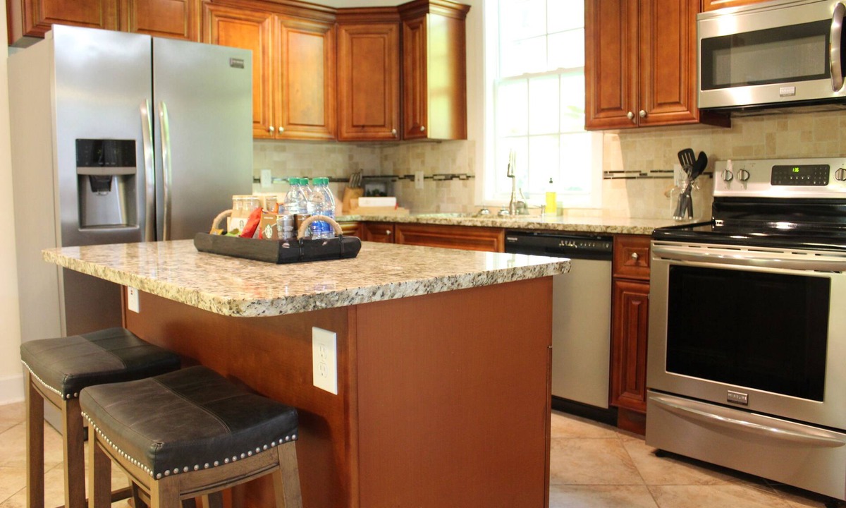 Edgewood House | Authentic Edgewood 3 Bed House with Private Yard