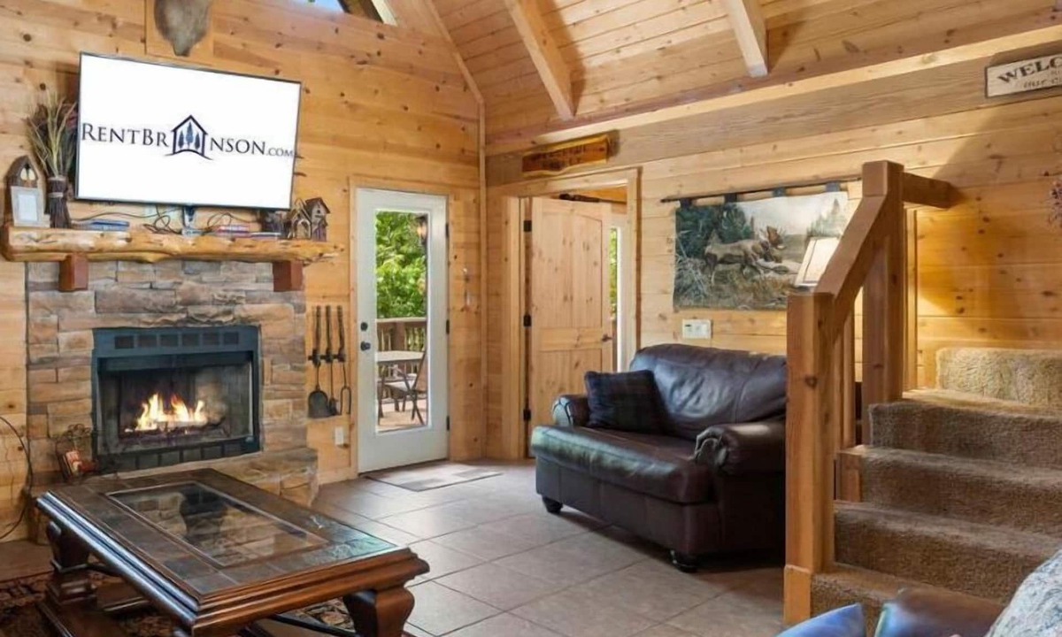 Branson Cedars Cabin | Authentic Log Cabin-HotTub, Loft, Near Big Cedar, Pet Friendly, Free Daily Attraction Tickets!
