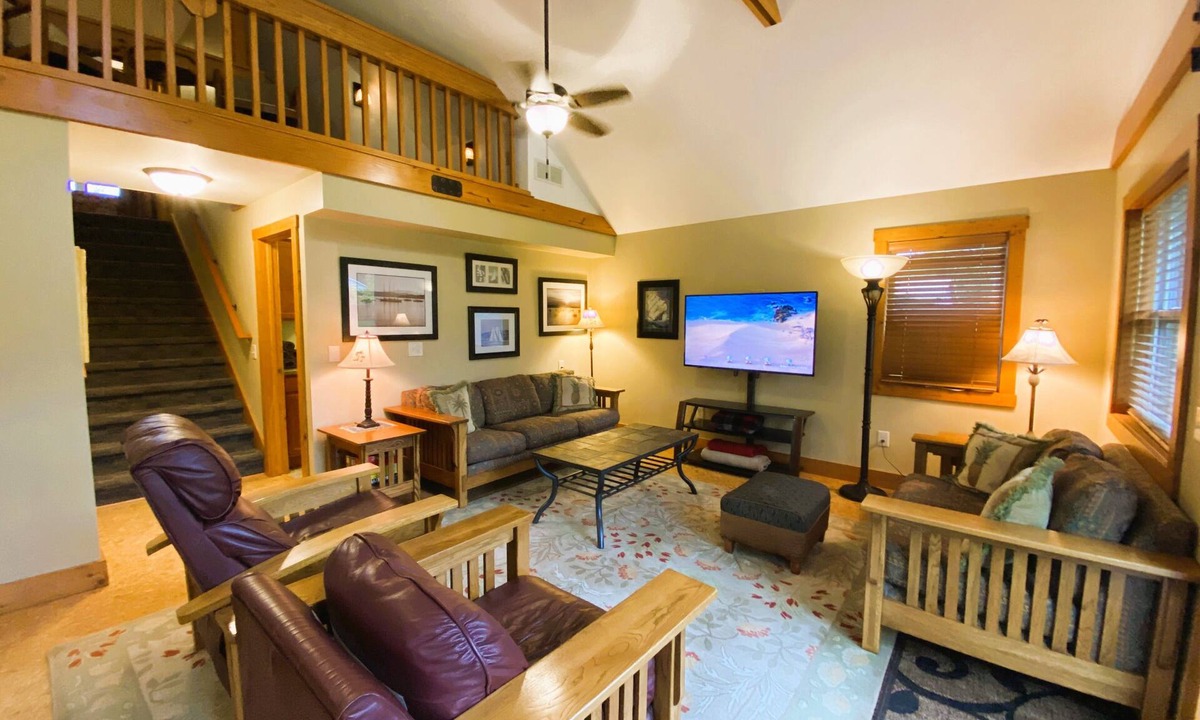 Lansing House | Avalon Guest Lodge 3102 House. 2 Baths, 2 Living Rooms. Sleeps 9