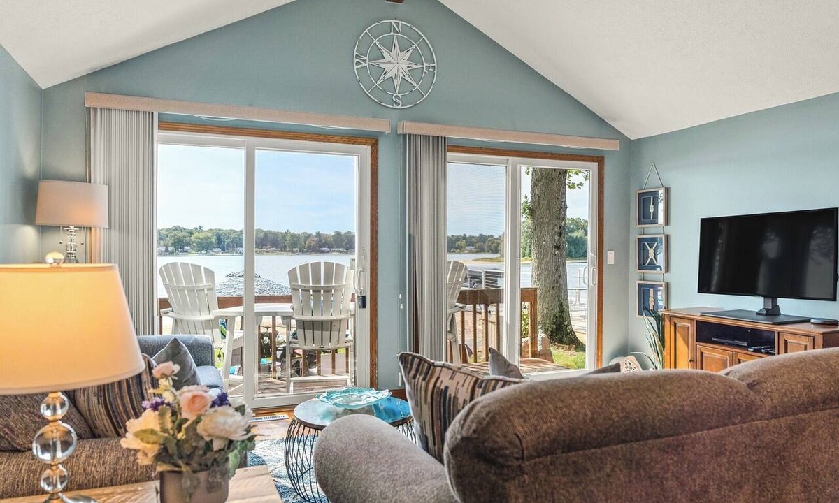 Twin Lake House | Beachfront! Pontoon Rtl +Hot Tub +Pedal Boat/Kayaks/Paddle Board +Great fishing
