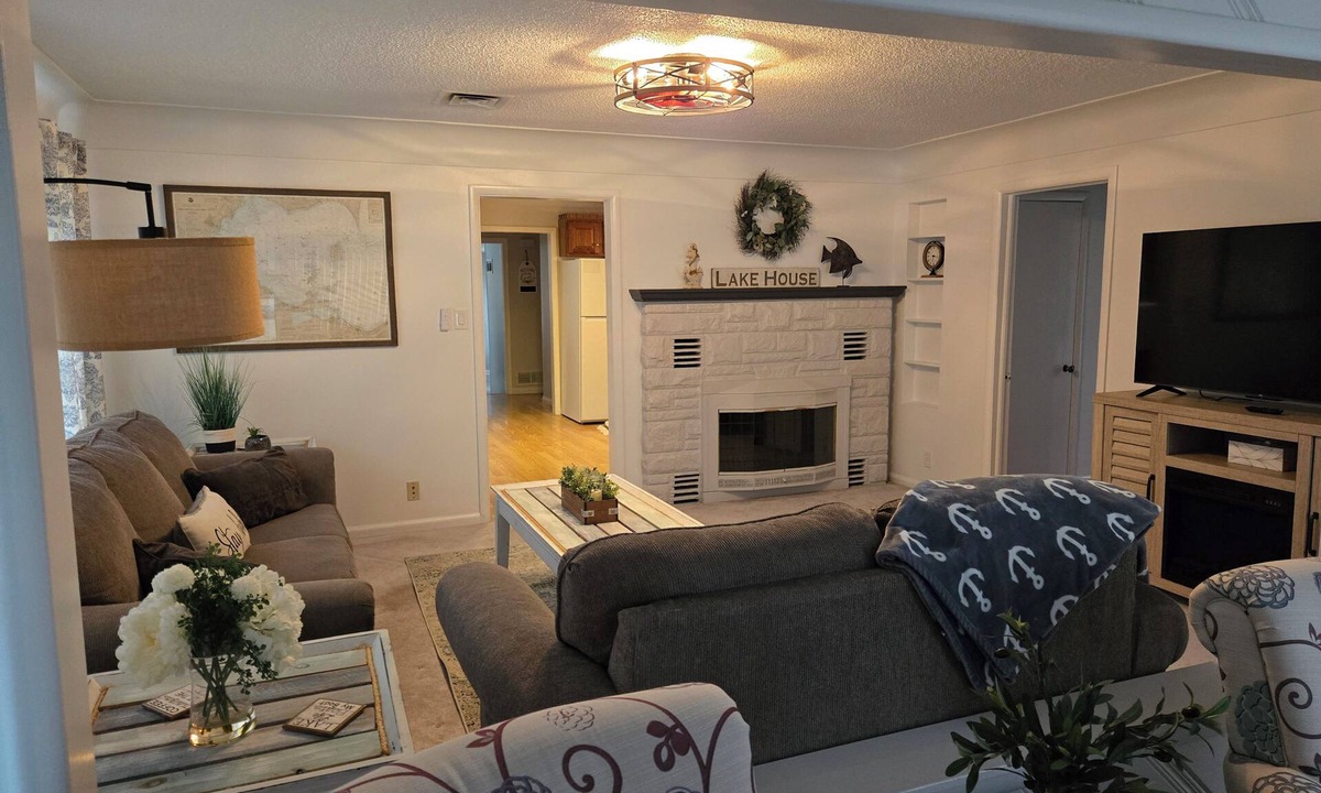 Woodland Beach House | Beachy family friendly 3-bedroom house in peaceful Monroe with Lake Erie views.