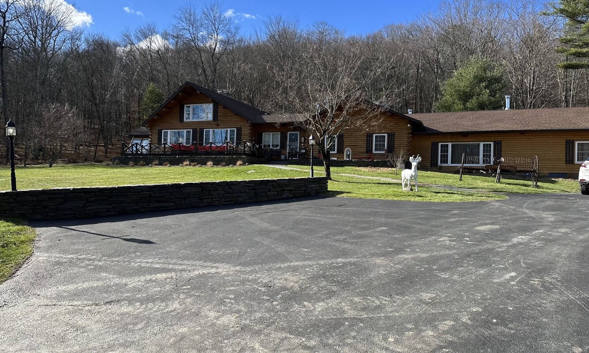 Glendale Cabin | Beautiful cabin in the woods close to skiing, hiking and shopping with hot tub.