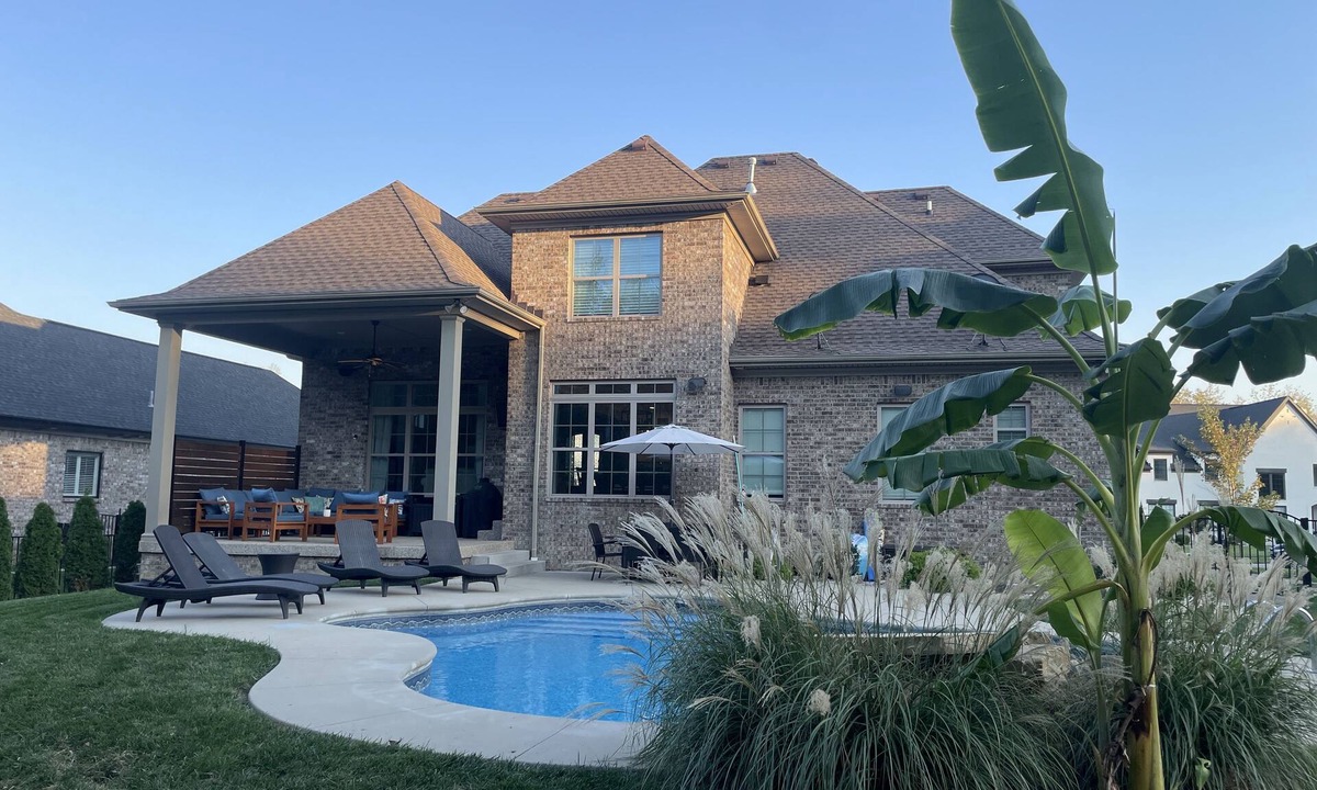 Buechel House | Beautiful home with pool & home gym! Just 20 min to Ky Derby & Downtown!