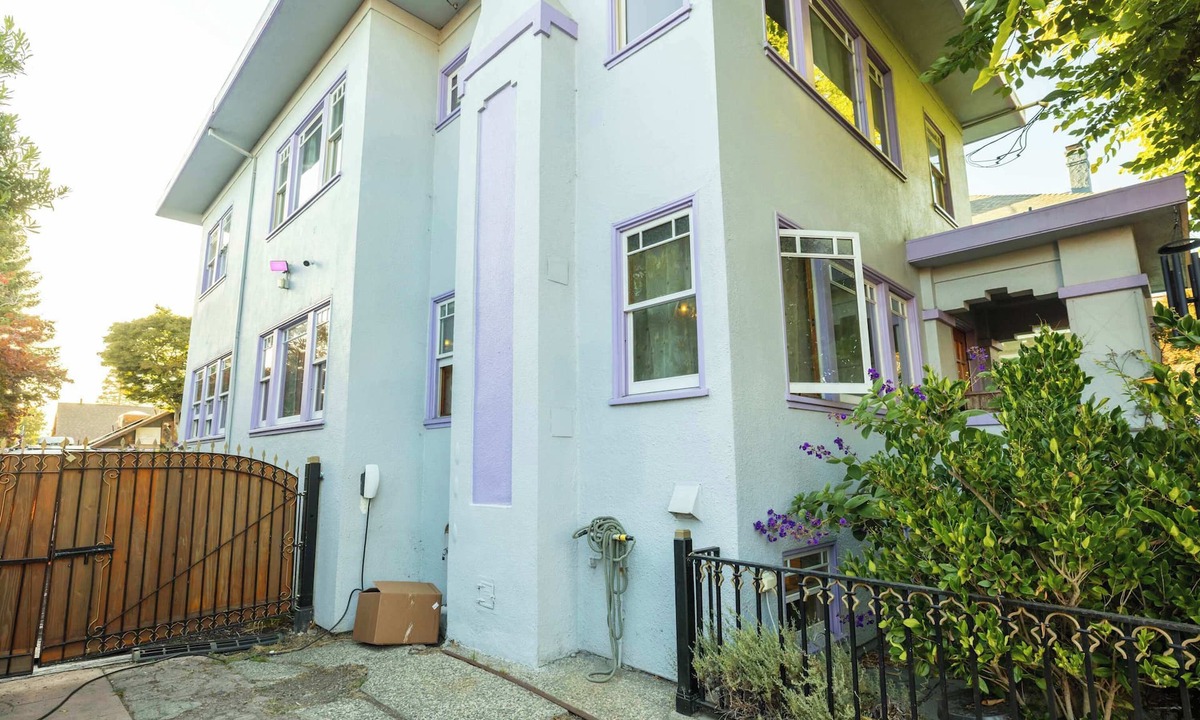 Fairview Park House | Berkeley Retreat w/Chef’s Kitchen & Hot Tub