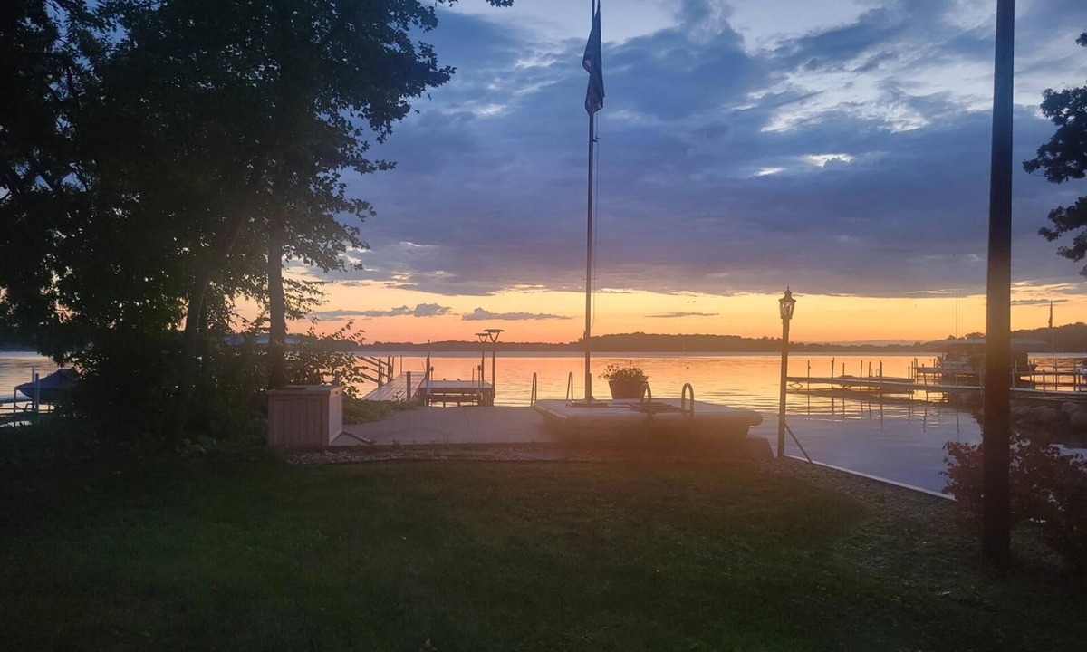 Cassopolis House | Blue Lagoon Lakehouse Deck Dock Grill