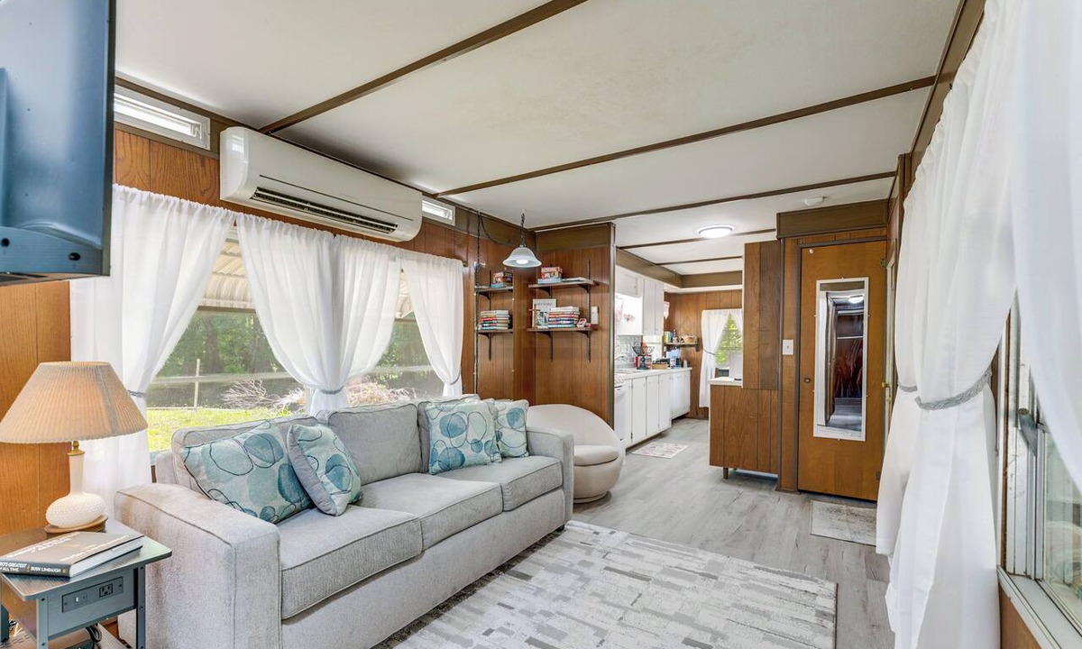 Bushnell Cottage | Bushnell Riverside Retreat w/Hot Tub & Game Shed