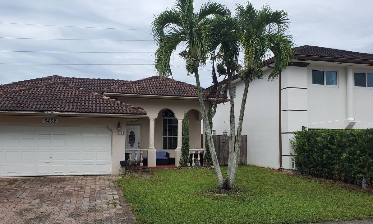 Tamiami Bed & Breakfast | Charming 2-bedroom bed & breakfast in fabulous Miami with AC.