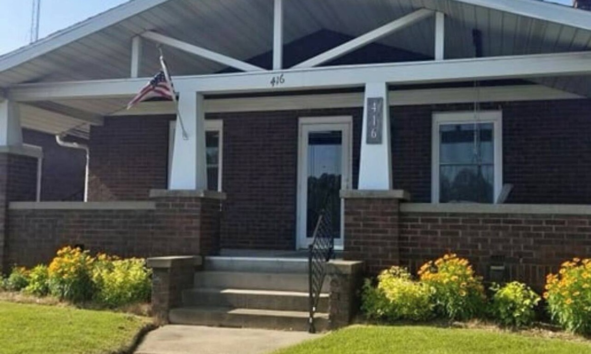 Princeton House | Charming 2-bedroom house in Princeton with 2 queen beds, full kitchen and porch!