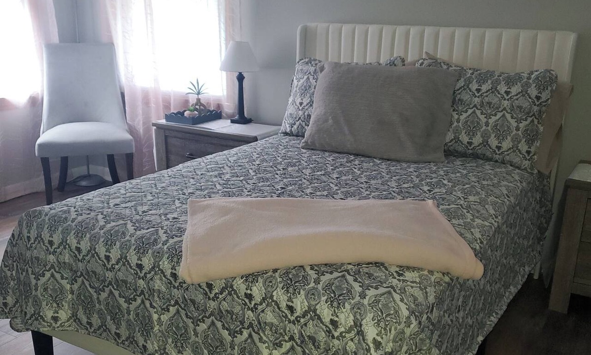 Fredonia House | Charming 3B, 1& 1/2 Bath ranch house. Sleeps 6. Full AC. Near SUNY Fredonia.