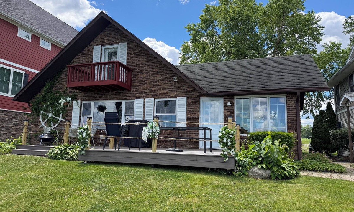 Cassopolis Cottage | Charming 4-bedroom cottage on fabulous Diamond Lake! Just remodeled! WiFi & AC