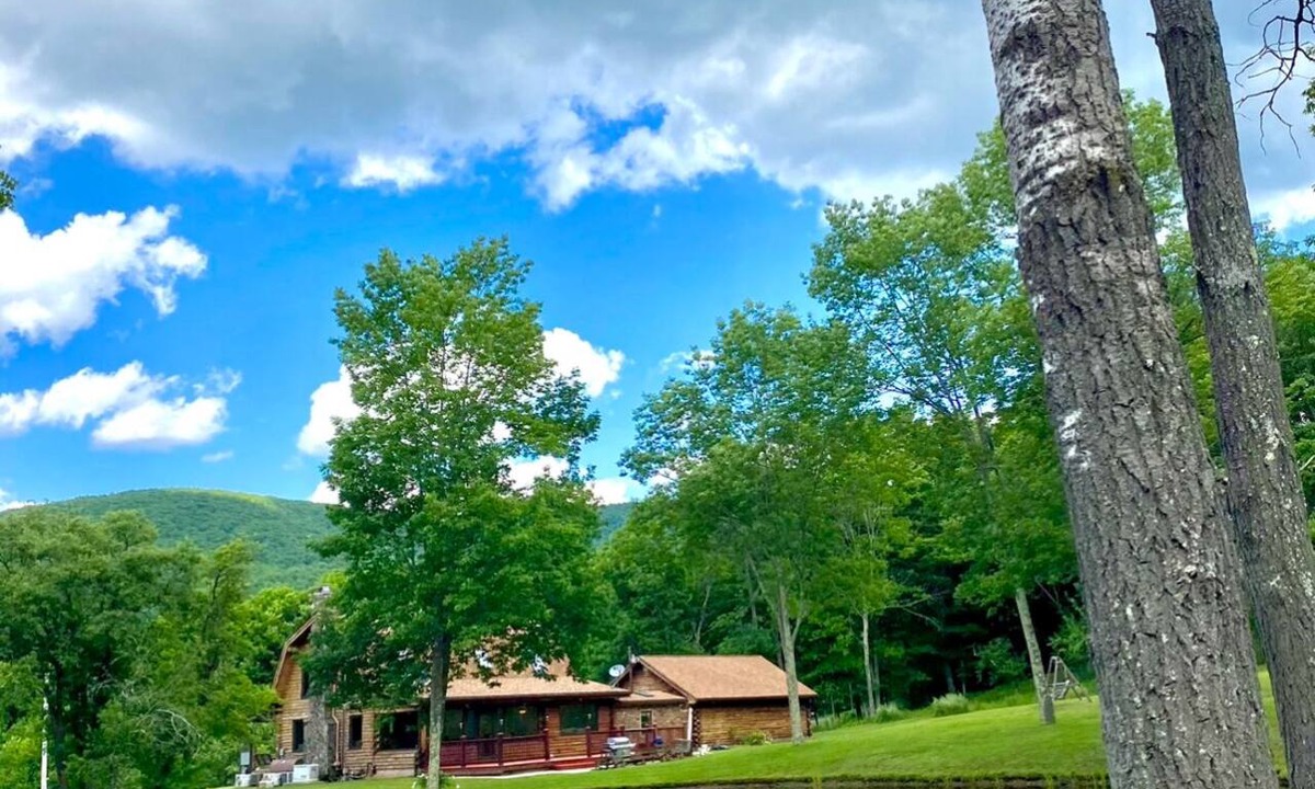 Roxbury Ski Chalet | Charming chalet with 5 bedrooms and WiFi, in peaceful Roxbury