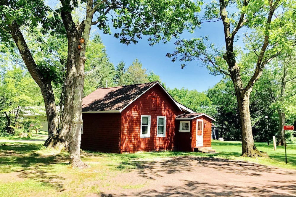 Ashland Cabin | Charming Lakeside Cabin Rental near Camp Nine Pines, Wisconsin