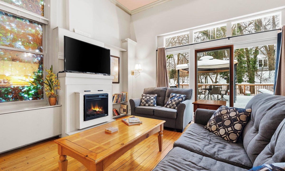 Saugatuck Condo | Charming Saugatuck Condo w/Private Deck + Grill!