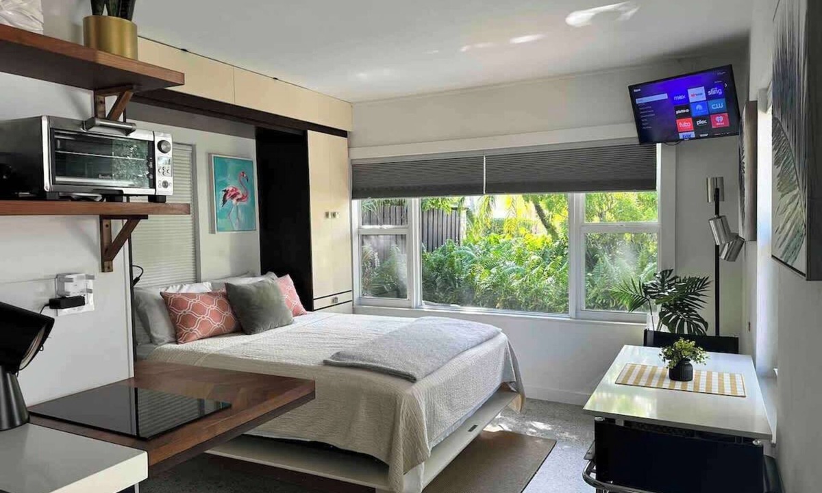 Lake Ridge House | Charming Studio Prime Location Steps from Beach