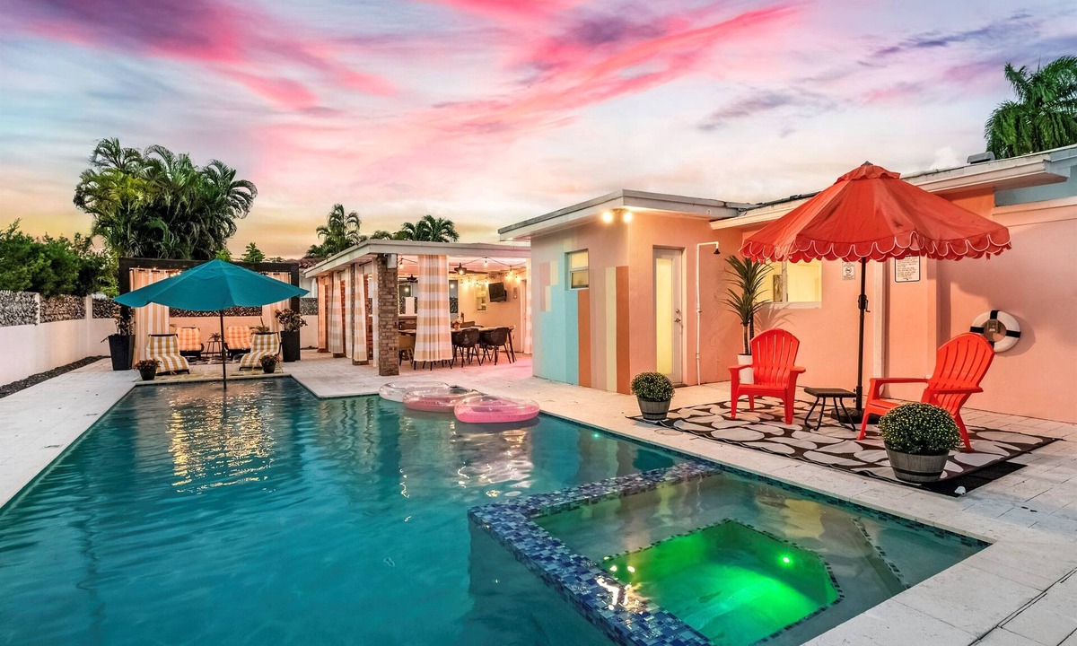 Coral Way Villa | Chic Villa, pool, spa, Coffee station, Nr Brickell