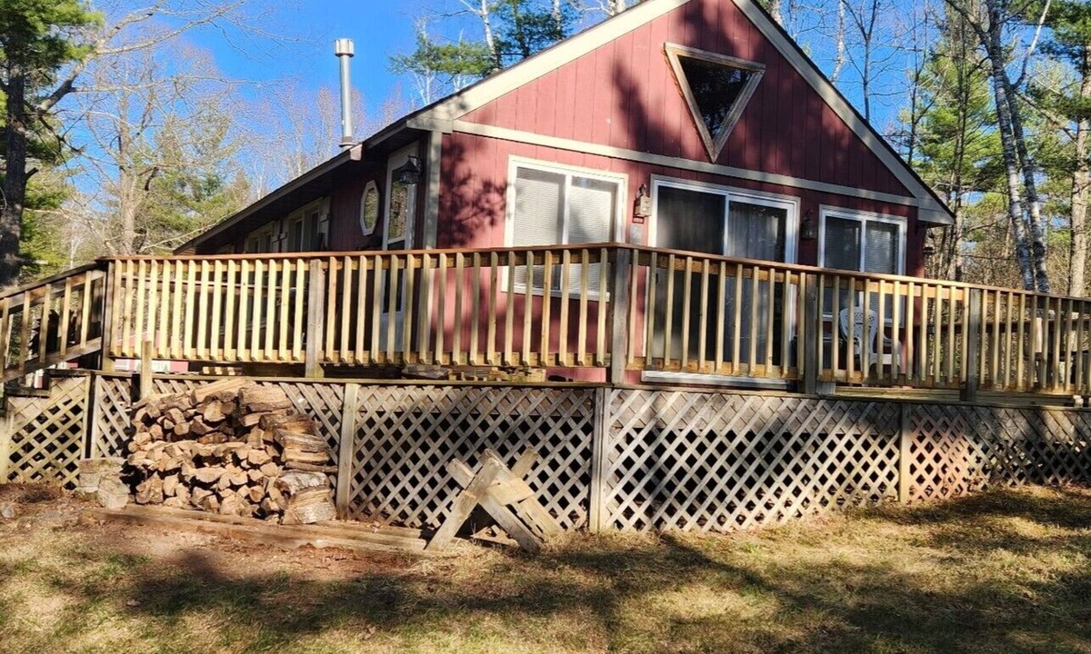 Winter Cabin | Classic Rustic Lakeside Cabin Retreat. Sleeps 6. Pets allowed.