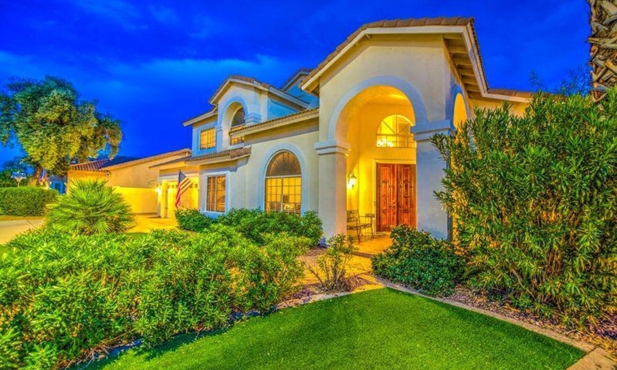 Val Vista Lakes Apartment | Classy Guest Suite With Spiral Staircase in Gorgeous Lake Community