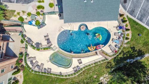 Indian Point House | Cliffside Lake Retreat - 2 BDR Walk to Table Rock