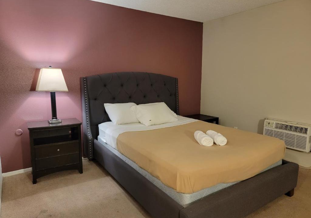 Pico - Robertson Hotel | Comfortable Double Bed Unit(C23)