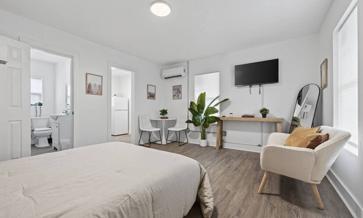 South Pensacola Cottage | Comfortable Studio minutes to Beaches & NAS