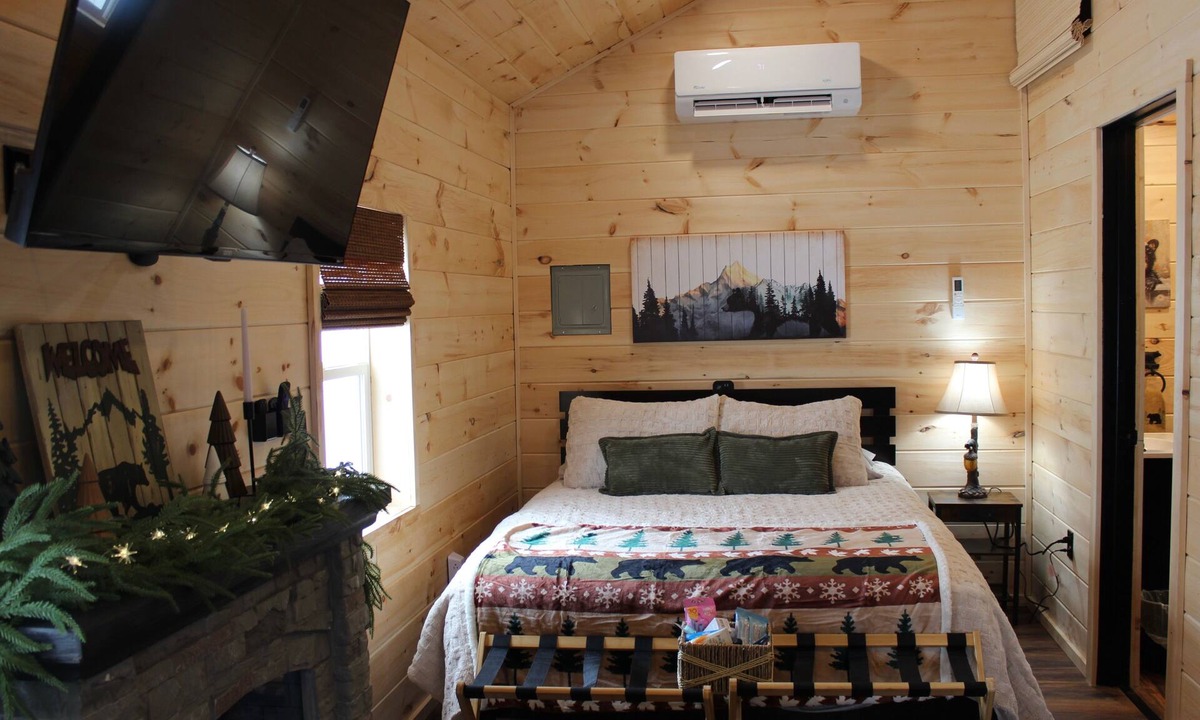 South Lima Cabin | Cozy 1-bedroom cabin with a fireplace and air conditioning.