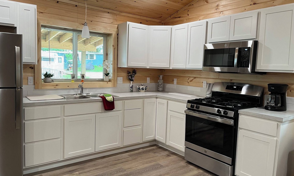 Greenville Cottage | Cozy lake view cottage in awesome Greenville with WiFi, AC