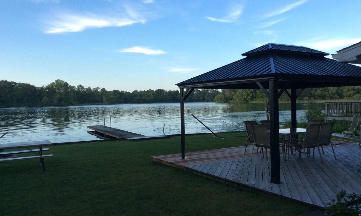 Plainwell Cottage | Cozy little cottage on beautiful Pine Lake