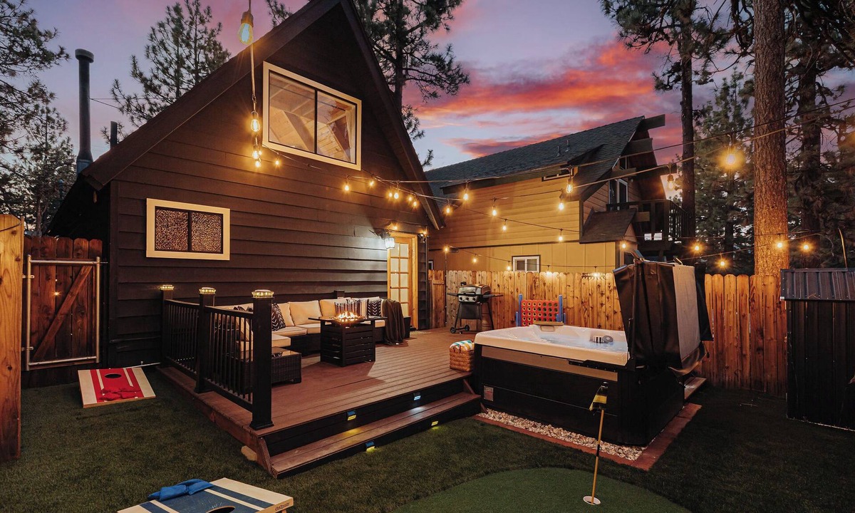 Sugarloaf Cabin | Cozy Modern AFrame Cabin/Hot Tub/Mini Golf/Firepit/Fenced Yard/Deck/Big Bear