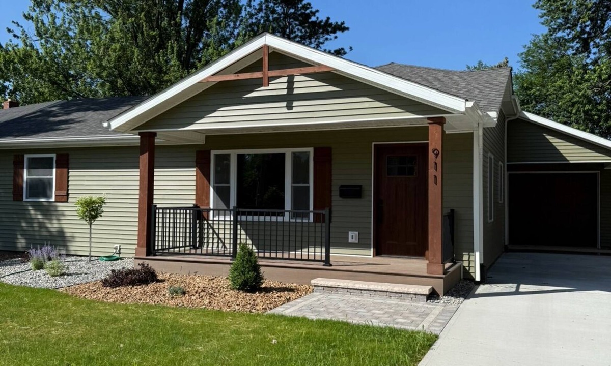 Bryan House | Cozy West end 3 bed 2 bath Newdale Bungalow, Clean, Quiet & Close to Everything.