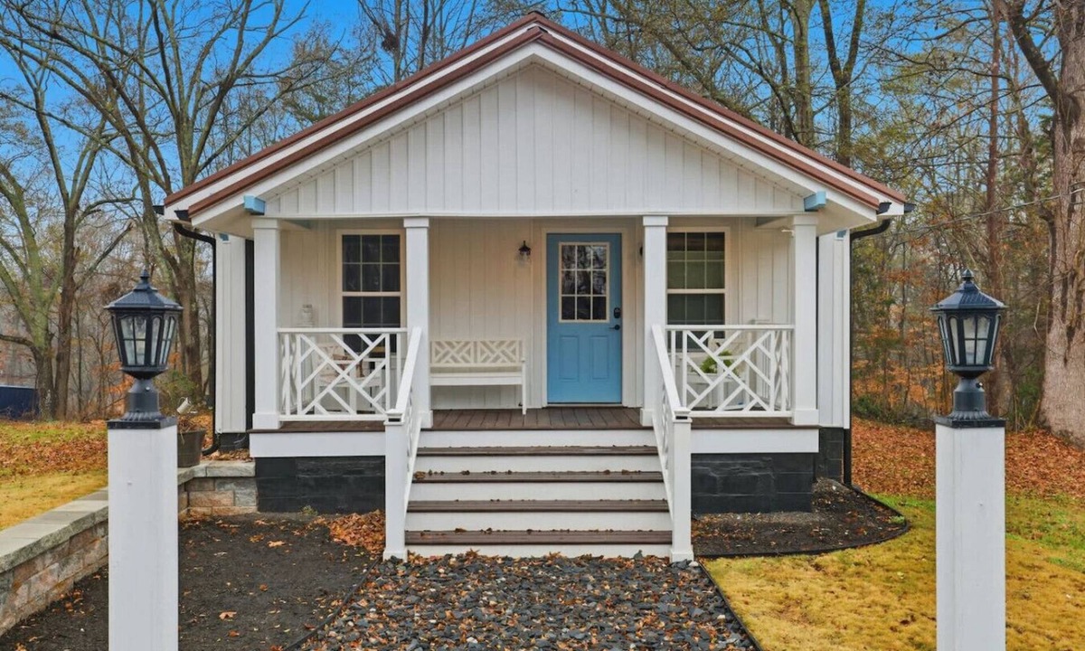Greer House | Cute Cottage, Central Location, Pet Friendly