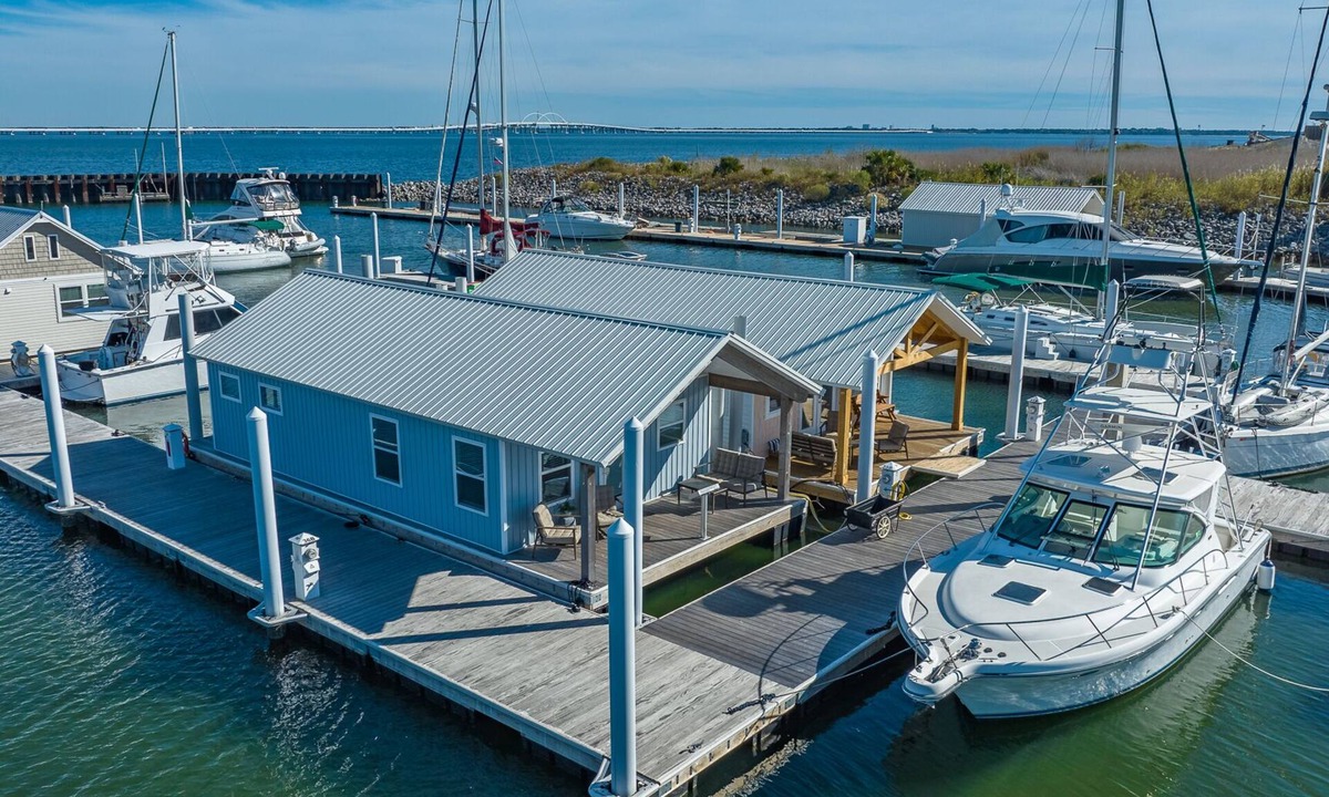 Downtown Boat Rental | DECKED OUT - Tranquil! Immaculate! Unique! Downtown! Dock your boat!