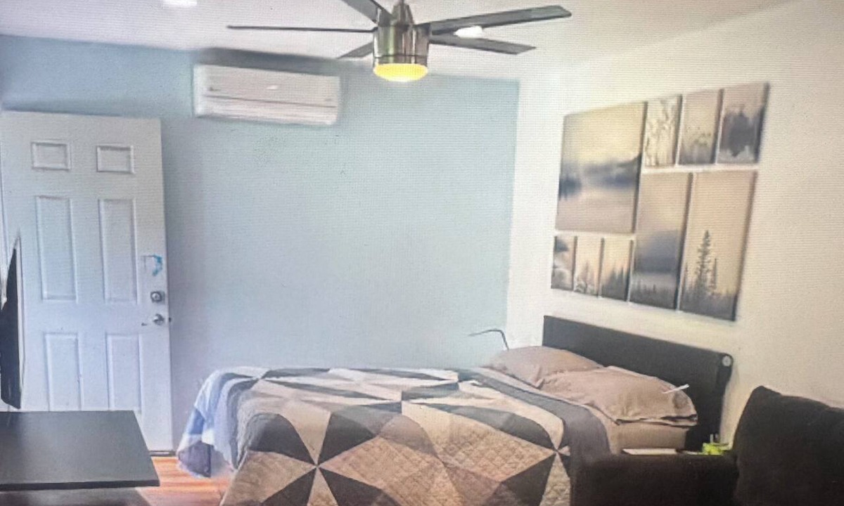 Airport Township Apartment | Delightful studio apartment with AC in Saint Ann